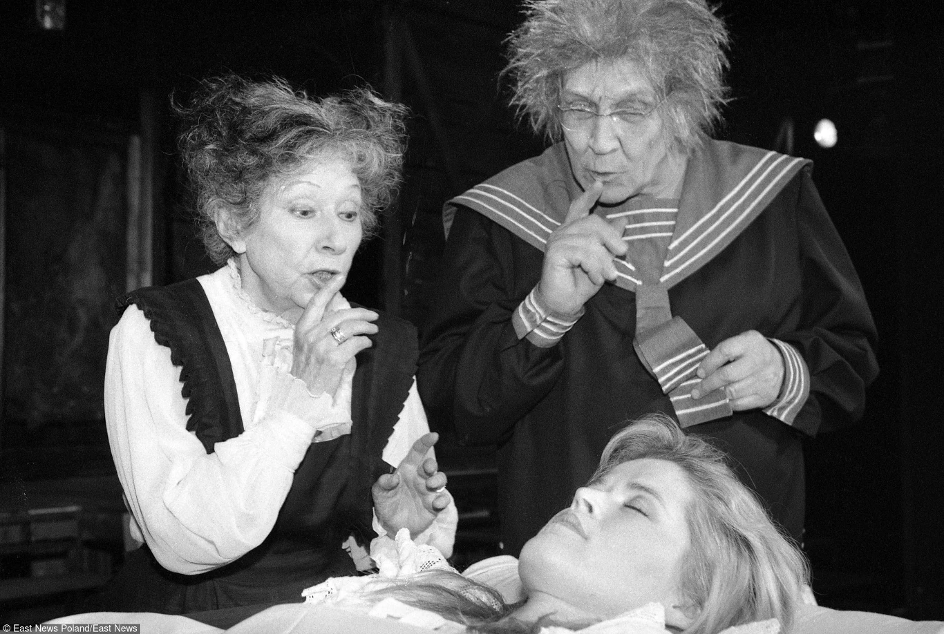 Równolegle z karierę kinową i telewizyjną Wojton kontynuowała przygodę z teatrem. Tuż po zakończeniu studiów we wrocławskiej PWST występowała w warszawskim Teatrze Powszechnym (1984-85), przez kolejne lata była aktorką Teatru Ateneum (1985-89) oraz Teatru Nowego (1991-94).

Na zdjęciu: w spektaklu "Choinka u Iwanowow" na deskach Teatru Nowego w 1992 roku w towarzystwie Ireny Kwiatkowskiej (L) i Tomasza Zaliwskiego (P).