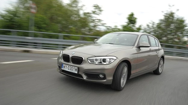 Po zmianach najmniejsze BMW prezentuje się bardziej agresywnie. W opcji pojawiły się w pełni diodowe reflektory.