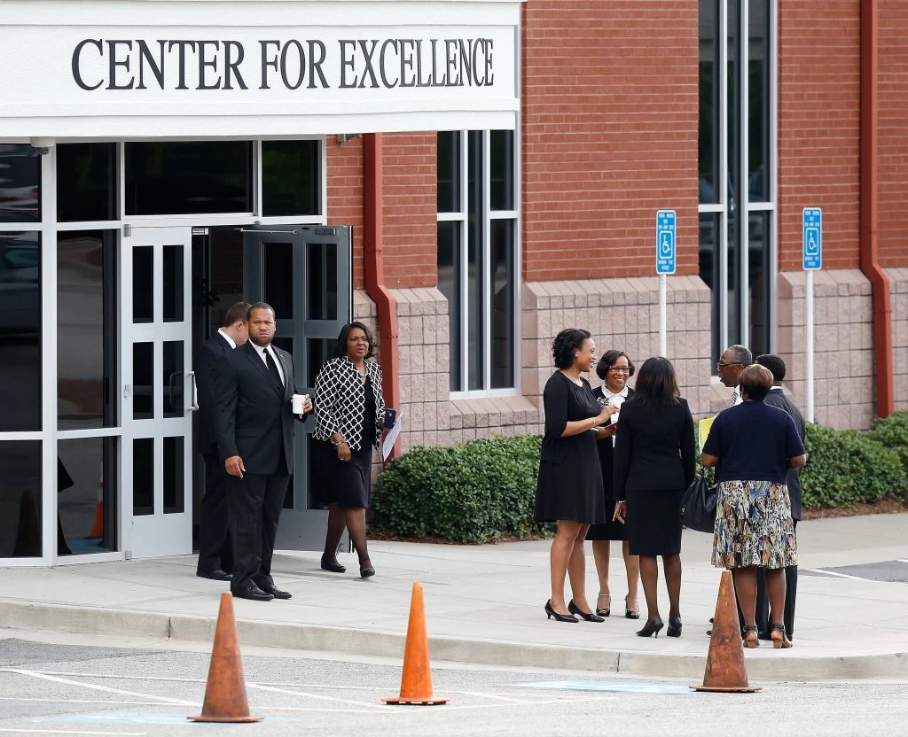 Na pogrzebie Bobbi Kristiny pojawiło się dużo osób Na pogrzebie Bobbi Kristiny pojawiło się dużo osób