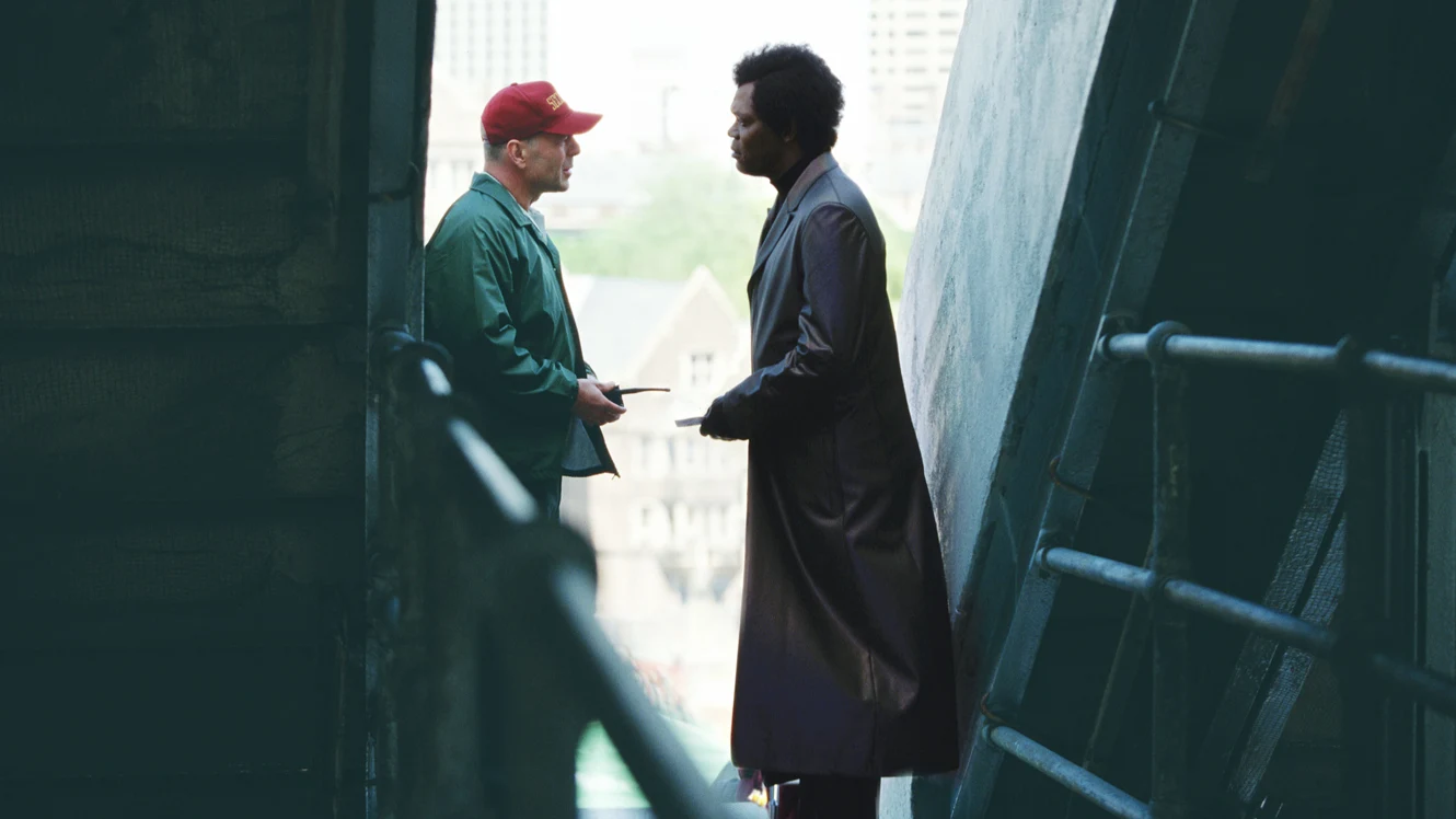 Shyamalan postanowił kuć żelazo póki gorące i rok później zrealizował kolejny film. W głównej roli zagrała w nim gwiazda "Szóstego zmysłu" - Bruce Willis. "Niezniszczalny" (2000) opowiadał o ochroniarzu (Willis), który dzięki fanatykowi komiksów (Samuel L. Jackson) odkrywa w sobie niezwykłe umiejętności. Obraz spisał się w kinach przyzwoicie, ale z pewnością nie był hitem na miarę poprzedniej wspólnej produkcji Shyamalana i Willisa.