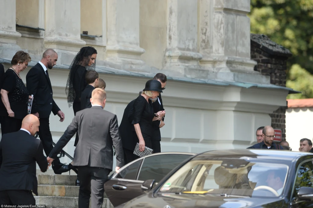 Rodzina Kulczyków wychodzi z kościoła Rodzina Kulczyków wychodzi z kościoła