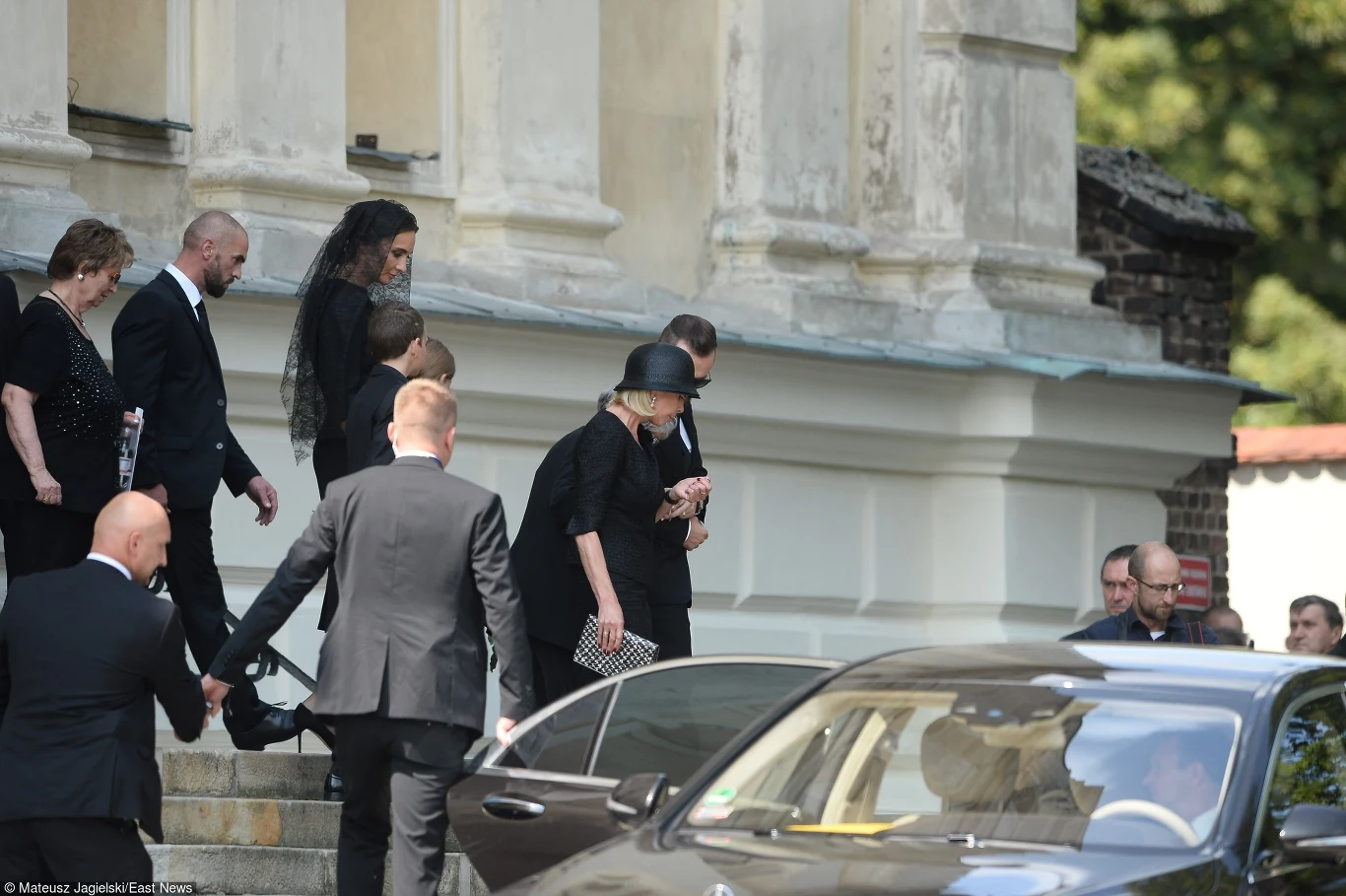 Rodzina Kulczyków wychodzi z kościoła