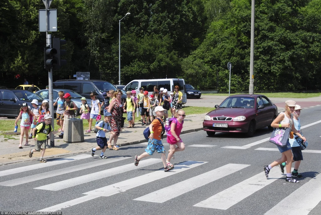 Dzieci mają często duże problemy z ocenianiem czy nadjeżdżające auto zdąży się zatrzymać Dzieci mają często duże problemy z ocenianiem czy nadjeżdżające auto zdąży się zatrzymać