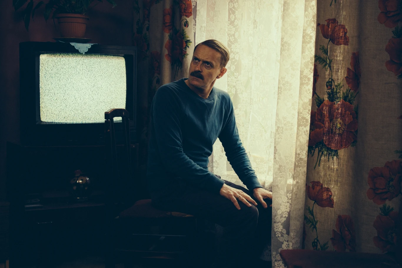 W ostatnich miesiącach aktora mogliśmy oglądać w drugoplanowych rolach w nowych filmach Grzegorza Królikiewicza (Sąsiady", na zdjęciu), Krzysztofa Zanussiego ("Obce ciało") oraz Borysa Lankosza ("Ziarno prawdy").