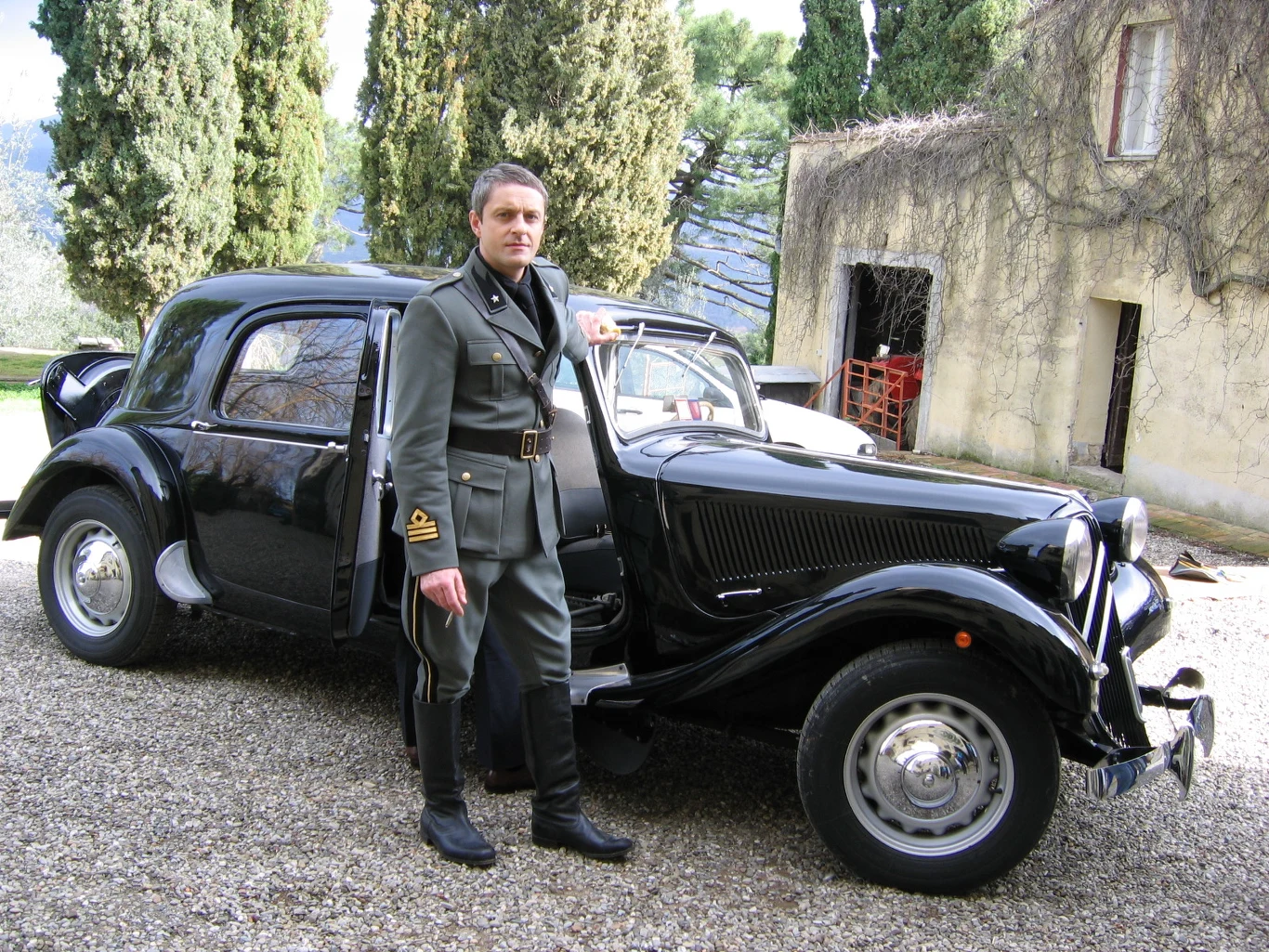 Z Krzysztofem Warlikowskim Poniedziałek spotkał się też na planie eksperymentalnego filmu Łukasza Barczyka "Italiani" (2011).

- [Tern film] urodził się w Toskanii z fascynacji miejscem i ludźmi, z którymi się tam znalazłem. To film zupełnie niezaplanowany. On się nam naprawdę przydarzył! Trafiliśmy do włoskiego pałacu całą grupą: Krzysztof Warlikowski, Jacek Poniedziałek, scenografka Małgorzata Szcześniak, operatorka Karina Kleszczewska. Zobaczyłem tam nas, siebie, Warlikowskiego i powiedziałem, że chcę tu zrobić film. Atmosfera tego miejsca narzuciła bardzo wiele - tłumaczył Barczyk.
