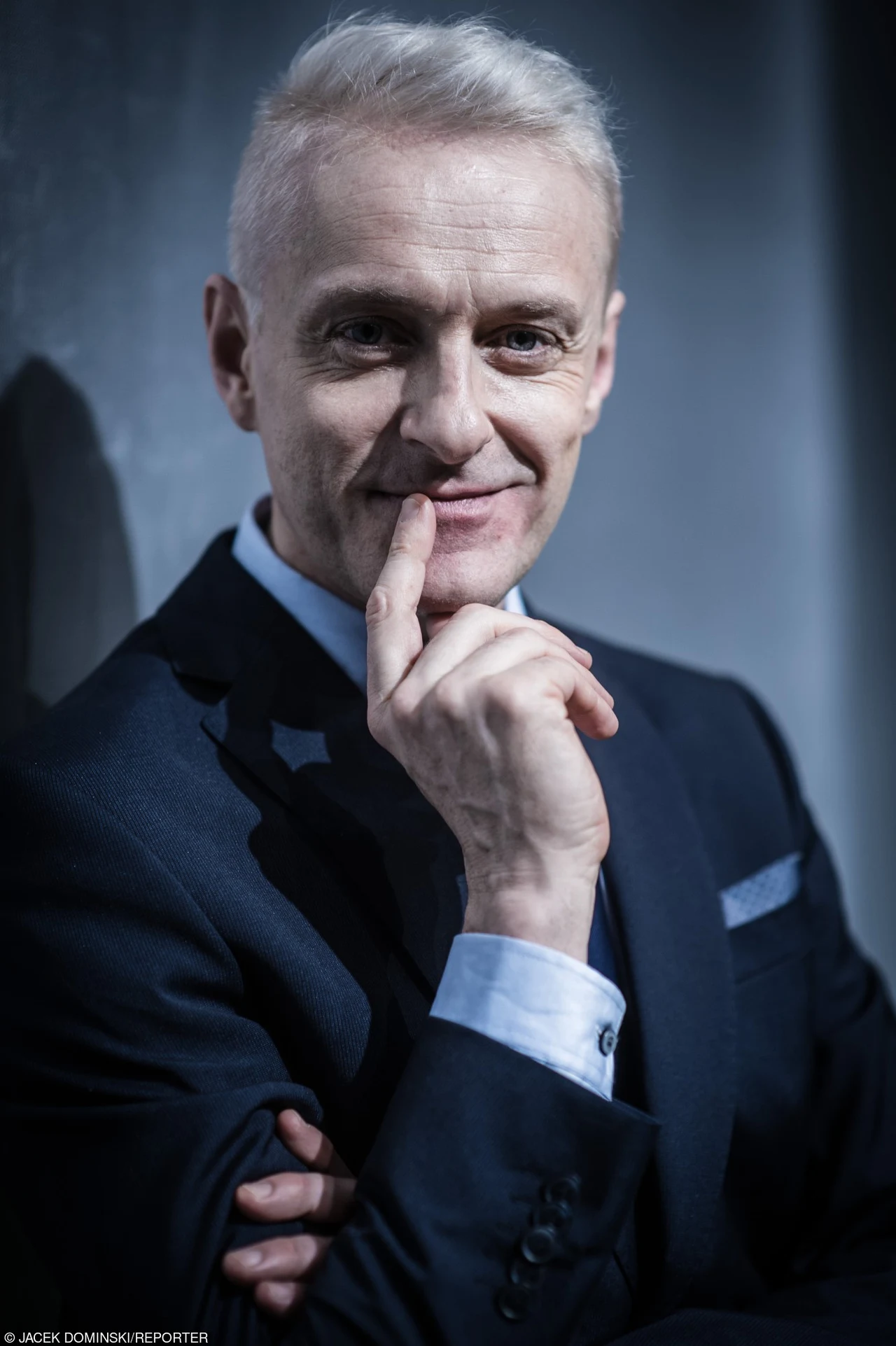 Aktor kinowy, telewizyjny i teatralny, Jacek Poniedziałek, kończy 6 sierpnia 50 lat. Był jednym z pierwszych celebrytów rodzimego show-biznesu, który przyznał się publicznie do homoseksualizmu. 

Najważniejsze aktorskie kreacje stworzył w teatrze, w kinie zazwyczaj otrzymuje drugoplanowe role. Telewizyjna publiczność kojarzy go z pewnością z ról w "M jak miłość" oraz "Na Wspólnej". 

