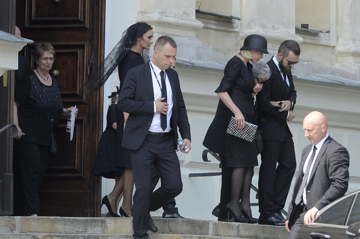 Rodzina Kulczyków wychodzi z kościoła