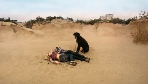 Kadr z filmu "Gołąb przysiadł na gałęzi i rozmyśla o istnieniu"