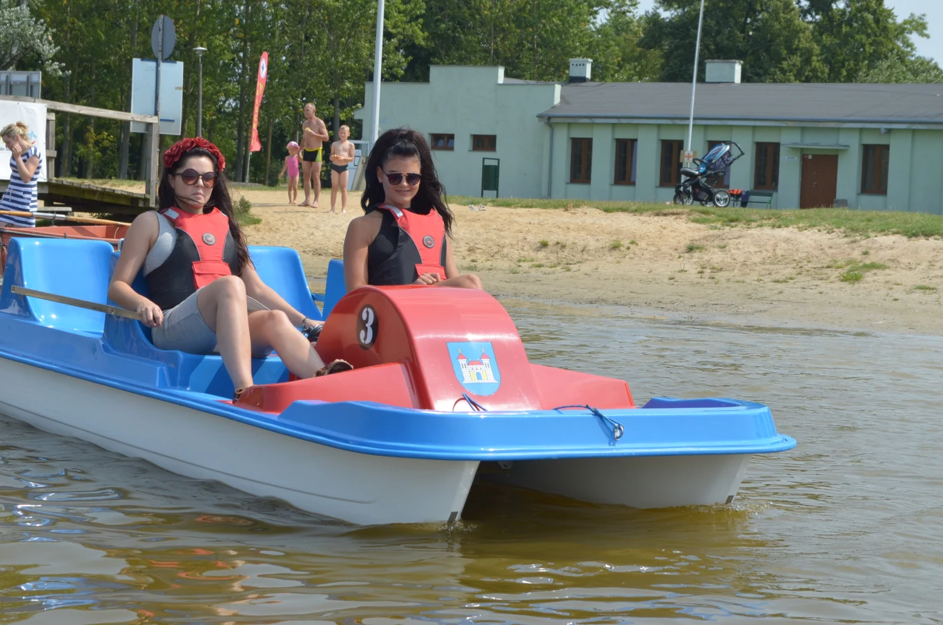 Wokalistka wzięła również udział w wyścigach na rowerkach wodnych 
