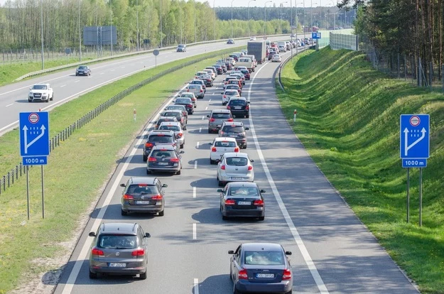 Korki przed bramkami na autostradach bywają naprawdę duże