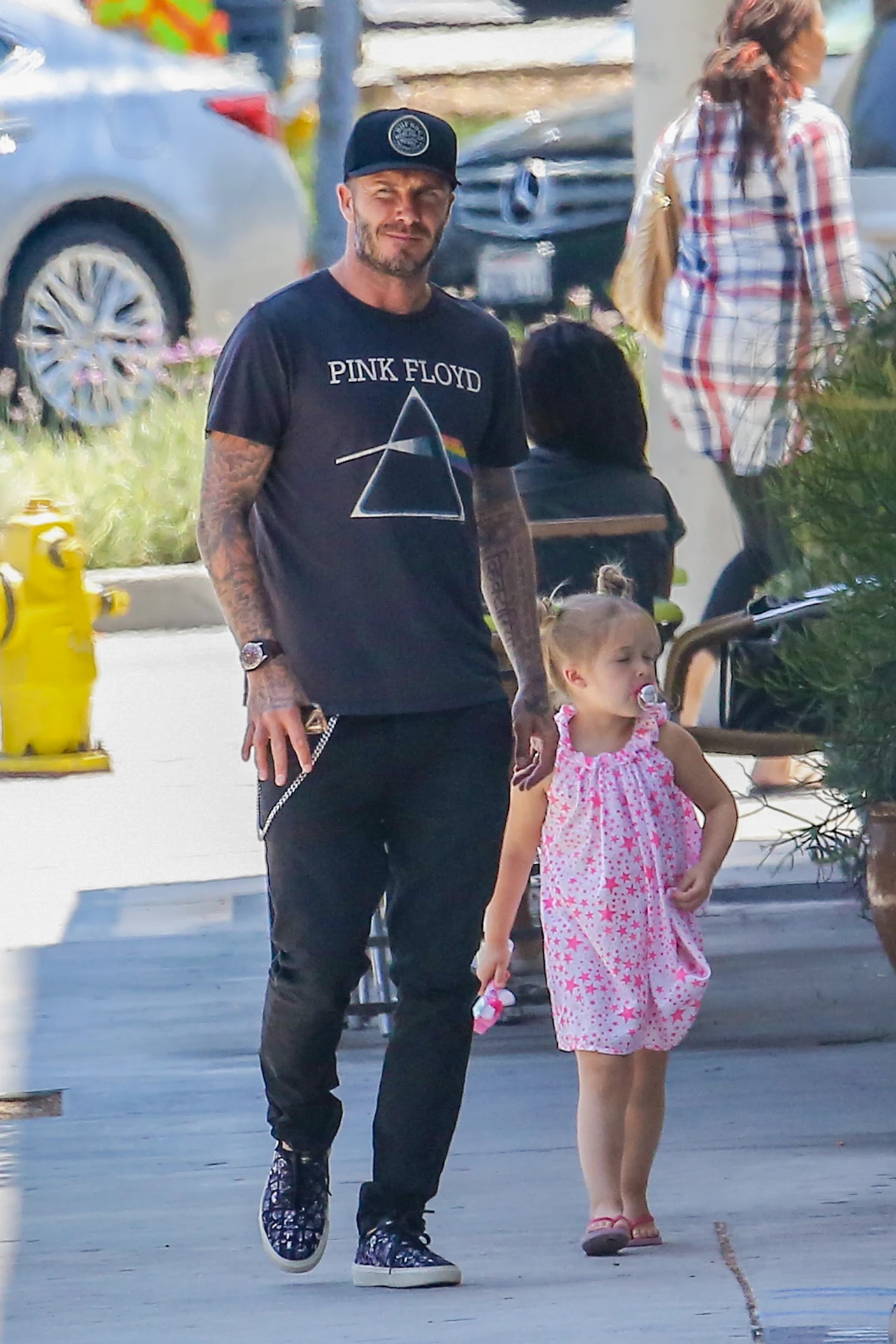 4-letnia Harper Beckham nadal chodzi ze smoczkiem! 4-letnia Harper Beckham nadal chodzi ze smoczkiem!