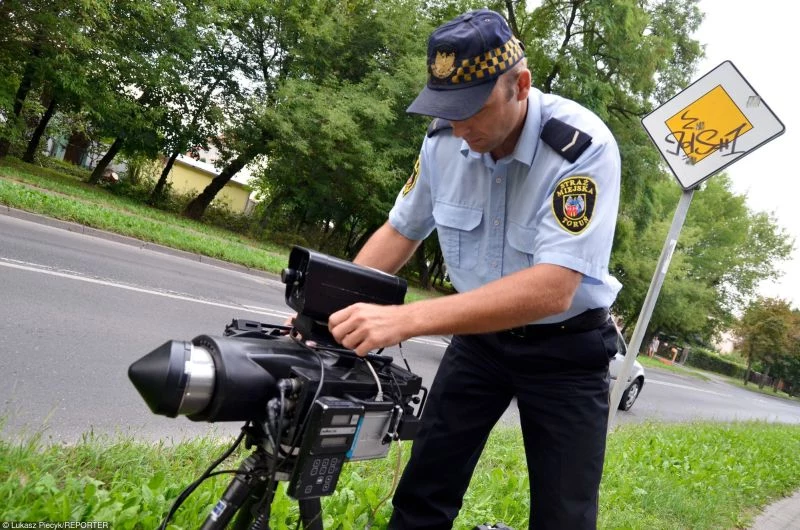 Strażnik miejski "polujący" na kierowców - już niedługo taki widok zniknie z naszych dróg