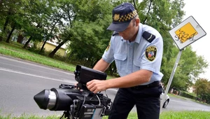 Strażnik miejski "polujący" na kierowców - już niedługo taki widok zniknie z naszych dróg