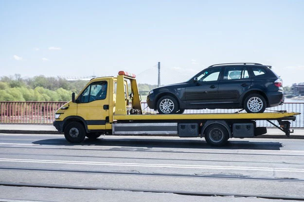 Szybka pomoc w razie awarii samochodu? Zwykle jest z tym duży problem