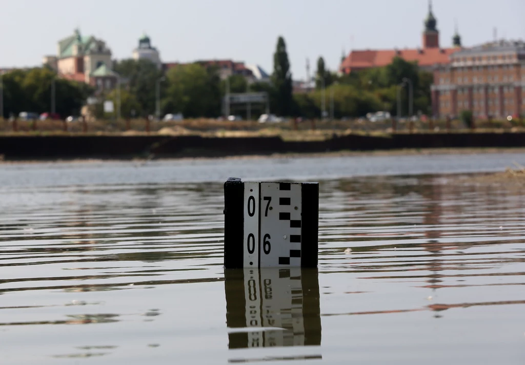 Efektem trwających w całej Polsce upałów, z temperaturami sięgającymi miejscami 39-40 stopni Celsjusza, oraz braku opadów jest bardzo niski stan rzeki Wisły. Efektem trwających w całej Polsce upałów, z temperaturami sięgającymi miejscami 39-40 stopni Celsjusza, oraz braku opadów jest bardzo niski stan rzeki Wisły.