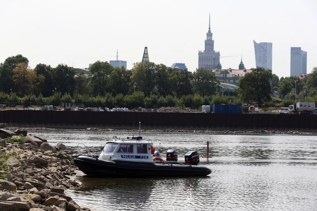 Efektem trwających w całej Polsce upałów, z temperaturami sięgającymi miejscami 39-40 stopni Celsjusza, oraz braku opadów jest bardzo niski stan rzeki Wisły. Efektem trwających w całej Polsce upałów, z temperaturami sięgającymi miejscami 39-40 stopni Celsjusza, oraz braku opadów jest bardzo niski stan rzeki Wisły.