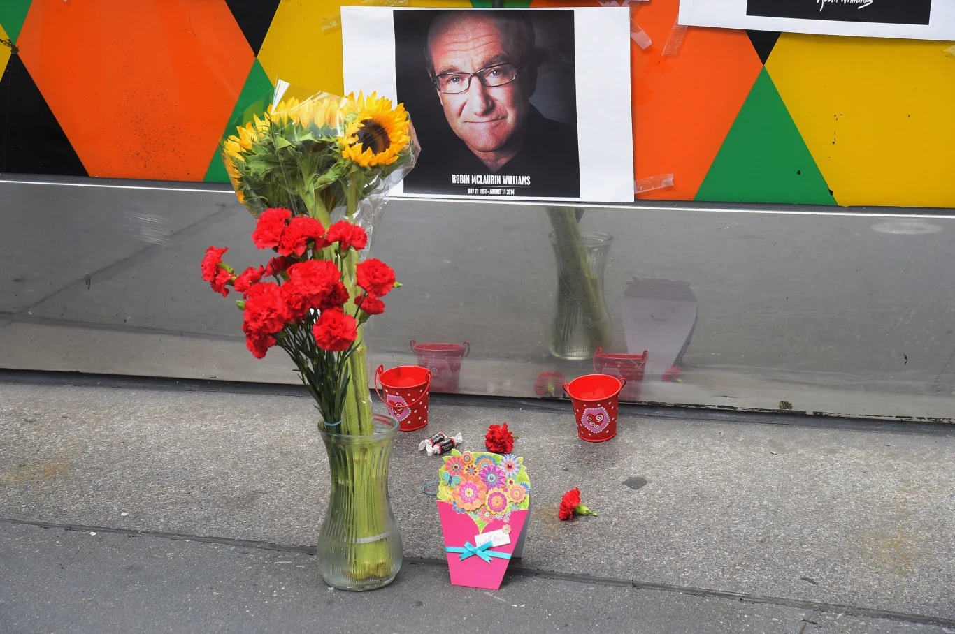 We wtorek, 11 sierpnia 2015, mija dokładnie rok od samobójczej śmierci Robina Williamsa.

Dzień po odnalezieniu ciała artysty porucznik Keith Boyd z biura koronera hrabstwa Marin ujawnił okoliczności śmierci Williamsa. Aktor powiesił się za pomocą paska. Na jego lewym nadgarstku odkryto także kilka nacięć, które zrobione były leżącym w pobliżu nożem.

Sekcja zwłok wykazała również, że 63-letni aktor cierpiał na schorzenie zwane "otępieniem z ciałami Lewy'ego" - jest to ciężka choroba neurologiczna, będącą drugą po Alzheimerze przyczyną otępienia wśród pacjentów. Ponadto aktor miał zmagać się z bezsennością oraz nadmiernym pobudzeniem. To też mogło powodować - według lekarzy - objawy paranoi.
