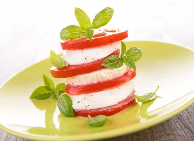 Mozzarellę z pomidorem udekorować możesz ulubionymi ziołami Mozzarellę z pomidorem udekorować możesz ulubionymi ziołami