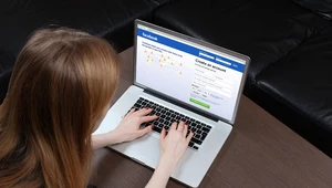 Cyberprzestępcy zrobili intymne zdjęcie parze i wrzucili na Facebooka