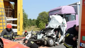 Dwie osoby zginęły w wypadku na drodze krajowej nr 50 w Mszczonowie (woj. mazowieckie), gdzie zderzyły się dwa tiry i bus