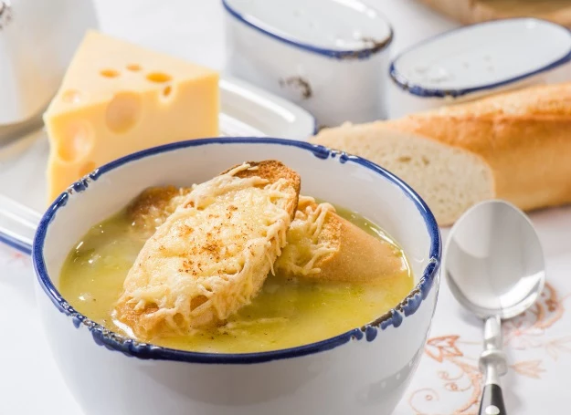 Smaczna i aromatyczna zupa cebulowa