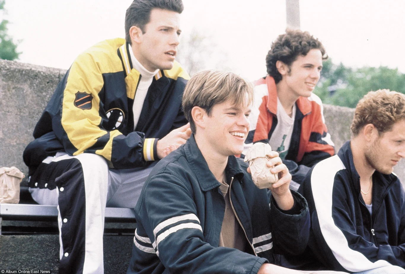 W 1997 roku Casey Affleck pojawił się w dwóch filmach u boku starszego o trzy lata brata Bena.

Pierwszym z nich była komedia Kevina Smitha "W pogoni za Amy", jednak to "Buntownik z wyboru" (na zdjęciu) Gusa van Santa okazał kluczowym tytułem w filmografii braci Affleck. 

Ben, wspólnie z partnerującym mu na ekranie Mattem Damonem, otrzymali Oscara za najlepszy scenariusz, Casey nawiązał zaś na planie "Buntownika..." znajomości, które procentowały w kolejnych latach jego aktorskiego rozwoju. 

