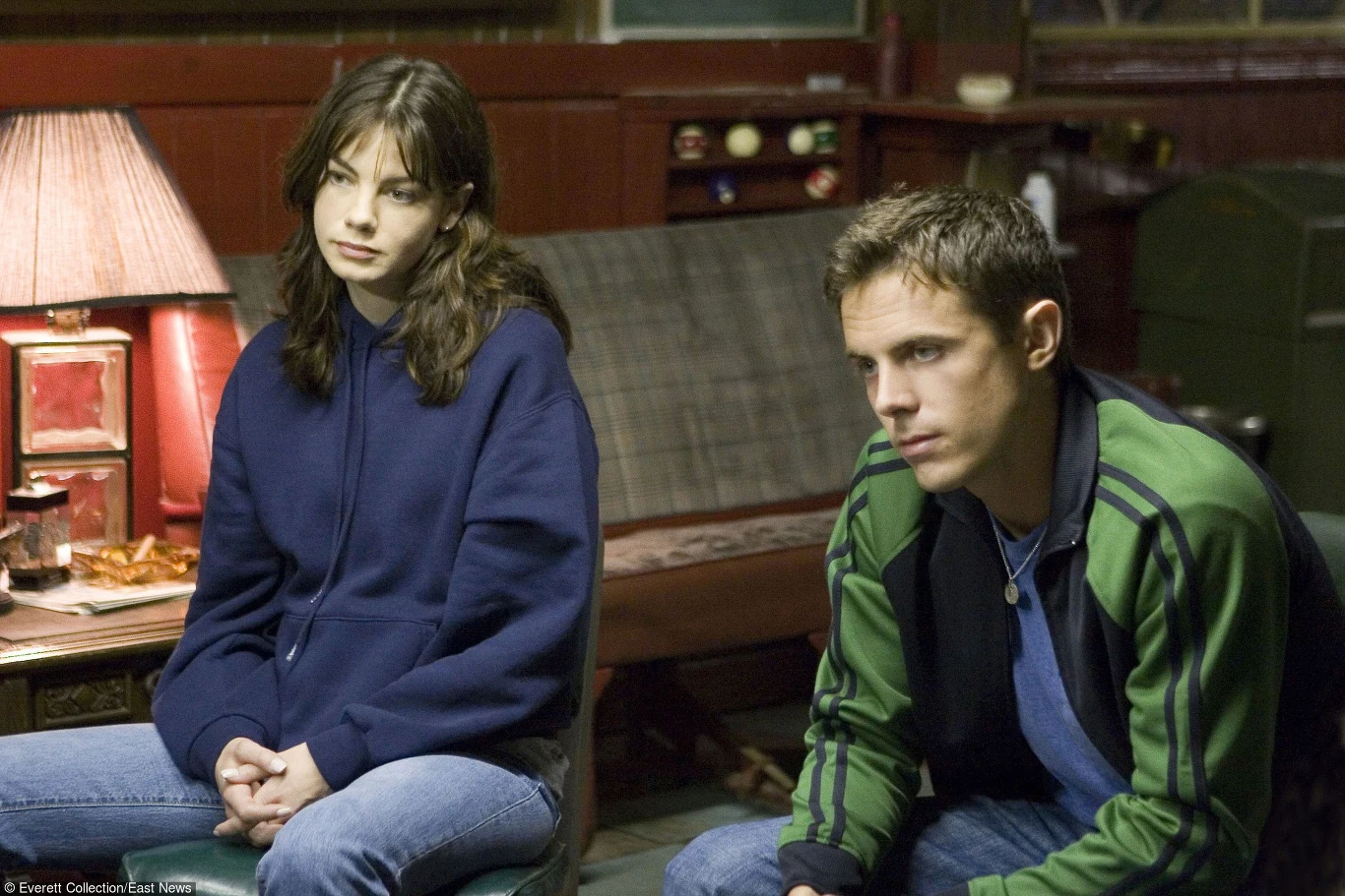 W 2007 roku debiutujący reżyser Ben Affleck zatrudnił swojego młodszego brata do głównej roli prywatnego detektywa w filmie "Gdzie jesteś Amando?" - ekranizacji rozgrywającego się w Bostonie kryminału Dennisa Lehane'a.

- Casey wychował się w Bostonie i znał doskonale miasto, jego charakter i rytm - to ważne. A, co może jeszcze ważniejsze, znam jego najmniejszy tik, wiem, kiedy wypada prawdziwie, a kiedy się myli i kiedy pojawia się w jego grze nutka, czy choćby cień fałszu. Pomyślałem sobie, że jednym z wielkich wyzwań będzie pokazanie Caseya i jego talentu w sposób, którego widzowie naprawdę się nie spodziewają - tłumaczył swą decyzję Ben Affleck.
