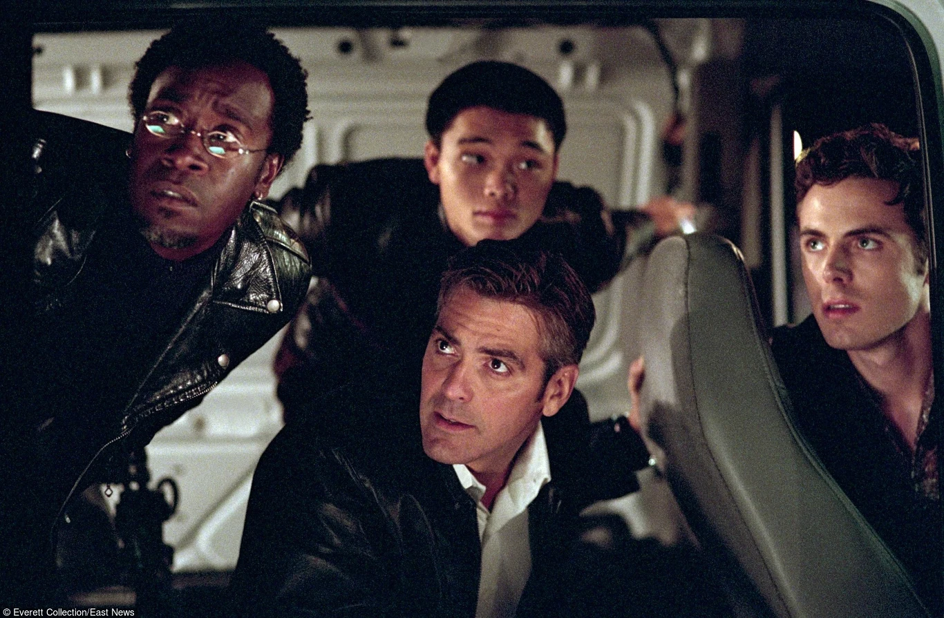 W 2001 roku Casey Affleck (P) znalazł się w gwiazdorskiej obsadzie filmu Stevena Soderbergha "Ocean’s 11: Ryzykowna gra". Wcielił się w nim w postać Virgila Malloya - eksperta od transportu. Na ekranie towarzyszył mu nieustannie Scott Caan, który zagrał brata bliźniaka bohatera Afflecka.
  
"Malloyom zależy jedynie na prowadzeniu samochodów i na spieraniu się ze sobą" – mówił reżyser Steven Soderbergh. "Żyją tylko po to. To, że ktoś chce im za to płacić, to dla nich spełnienie marzeń" - dodawał twórca "Ocean's 11". 

Casey Affleck wrócił do serii w kolejnych dwóch odsłonach: "Ocean's Twelve: Dogrywka" (2004) oraz "Ocean's Thirteen" (2007).