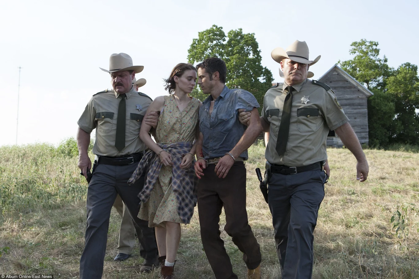 W ostatnim czasie Afflecka mogliśmy oglądać na kinowych ekranach w komedii "Tower Heist: Zemsta cieciów" (2011) oraz niewielkiej roli w filmie "Interstellar" Christophera Nolana (2014)

Najlepsze recenzje aktor otrzymał jednak za rolę w dramacie "Ain't Them Bodies Saint" (2013), w którym partnerowała mu Rooney Mara (na zdjęciu).

Na kinowe premiery czekają kolejne produkcje z jego udziałem: "The Finest Hours" Craiga Gillespiego oraz "Triple Nine" Johna Hillcoata.