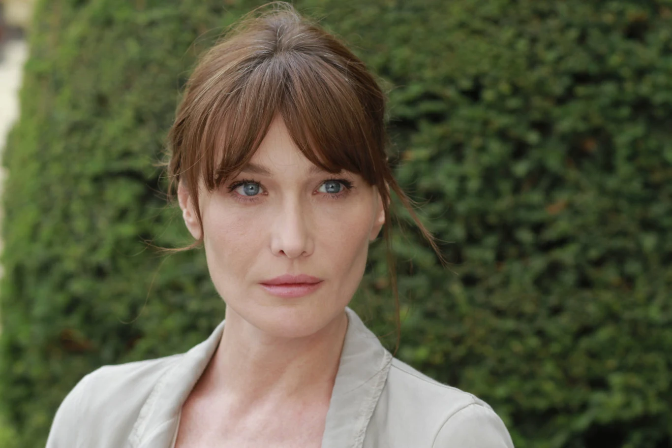 W filmie "O północy w Paryżu" Carla Bruni, żona ówczesnego prezydenta Francji, zagrała przewodniczkę po muzeum Rodina w Paryżu. Allen zaprzeczył, jakoby sceny z panią prezydentową musiały być dublowane przez inną aktorkę. Nieudany związek...