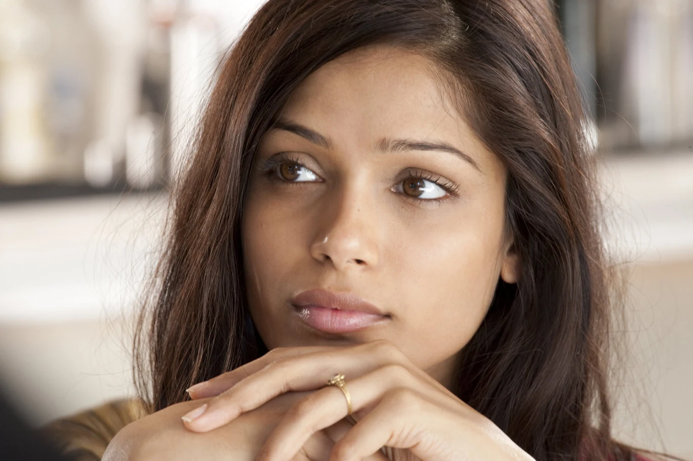 Piękność z Indii, Freida Pinto ("Slumdog, milioner z ulicy"), kusiła swymi wdziękami w filmie "Poznasz przystojnego bruneta"