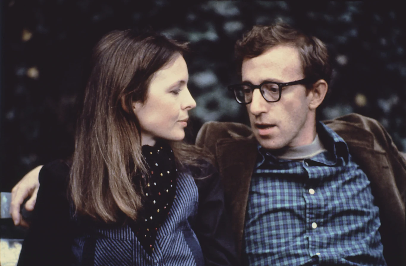Diane Keaton i Woody Allen stanowili parę w życiu i na ekranie. Aktorka zagrała w ośmiu jego filmach. Tutaj na zdjęciu z filmu "Annie Hall" (za tę rolę otrzymała Oscara w kategorii najlepsza aktorka pierwszoplanowa)