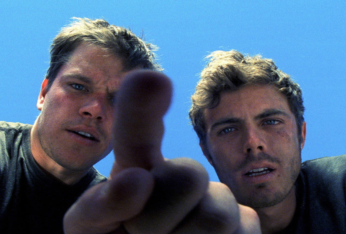 Współpracę z Gusem van Santem Affleck kontynuował występem w autorskim projekcie "Gerry" (2003), którego  - obok partnerującego mu na ekranie Matta Damona - był również współscenarzystą.

Była to opowieść o dwójce przyjaciół , którzy w trakcie podróży przez bezkresną pustynię zeszli ze szlaku i zagubili się. Wraz z upływem czasu ich siły i szanse na przeżycie maleją, a przyjaźń zostaje wystawiona na ostateczną próbę.  
 