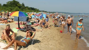 Zakaz kąpieli obowiązuje w Trójmieście i w kilku miejscowościach na Półwyspie Helu. Na zdjęciu plaża w Sopocie