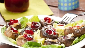 Pieczarki z serem camembert i porzeczkami