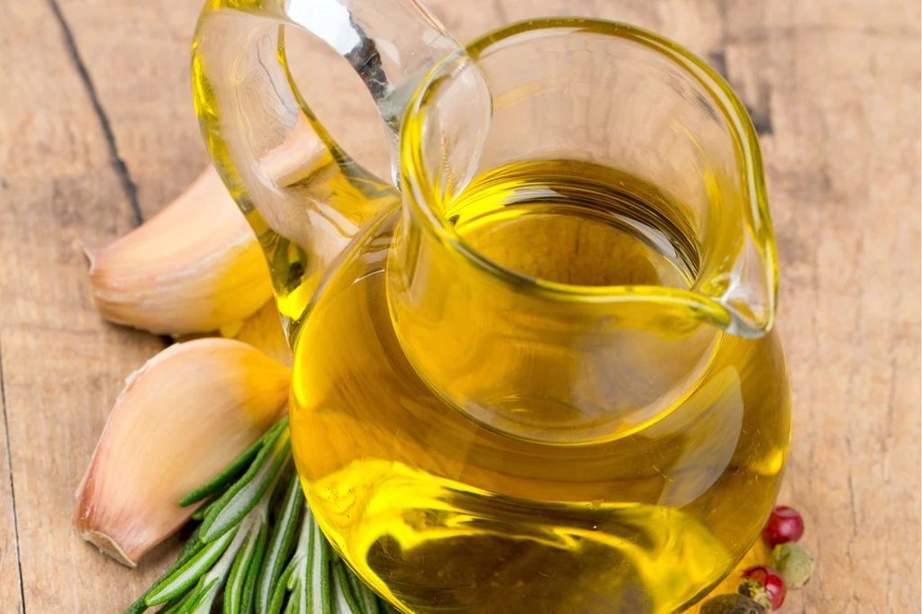 Oliwa z czosnkiem i rozmarynem Oliwa z czosnkiem i rozmarynem