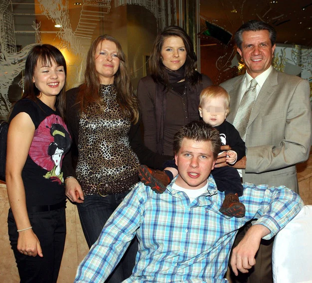 Filip Chajzer na pokazie mody z udziałem gwiazd w towarzystwie bliskich: żony, mamy, siostry, syna Maksa i ojca. 2006 r.
