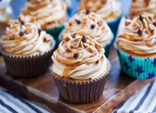 Pupularne muffiny o smaku karmelu również smakują świetnie