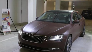 Skoda Superb pokryta skórą. W całości