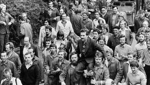 Lech Wałęsa niesiony przez strajkujących stoczniowców. Sierpień, 1980 r.