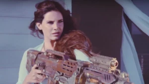 Lana Del Rey w teledysku "High By The Beach"