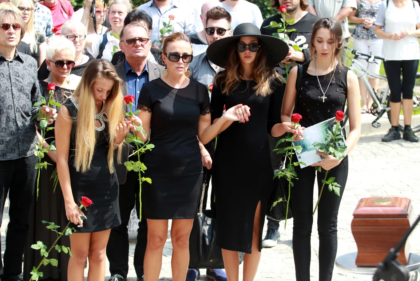 Żona i córki Marka Jackowskiego - Ewa Jackowska, Sonia, Bianka i Paloma oraz muzyk Janusz "Yanina" Iwański i wokalistka Małgorzata Ostrowska