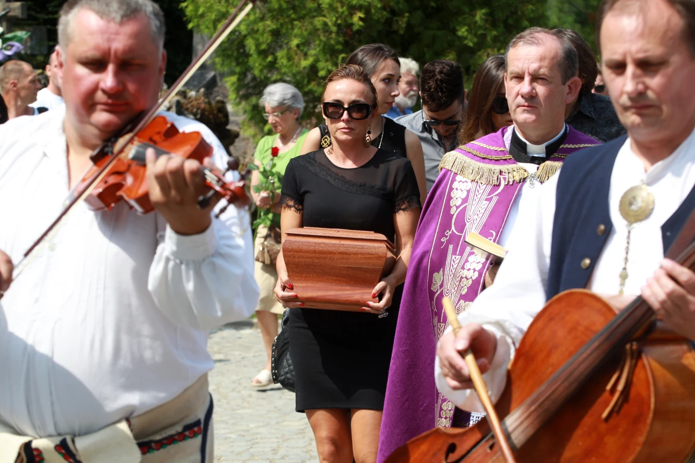 Urnę z prochami Marka Jackowskiego niesie jego żona Ewa. To ona, wraz z córkami zdecydowała o sprowadzeniu prochów lidera grupy Maanam do Polski