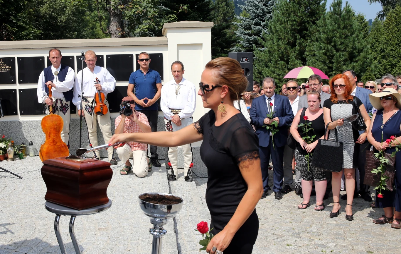 Żona Marka Jackowskiego Ewa podczas uroczystości pogrzebowych