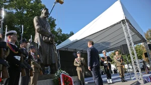 Prezydent Andrzej Duda (C) składa kwiaty przed pomnikiem Marszałka Józefa Piłsudskiego przy Belwederze