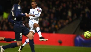 Clinton N'Jie strzela na bramkę
