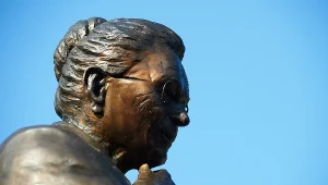 Odlany z brązu pomnik przedstawiający stojącą w zamyśleniu Annę Walentynowicz przy skwerze jej imienia w Gdańsku-Wrzeszczu