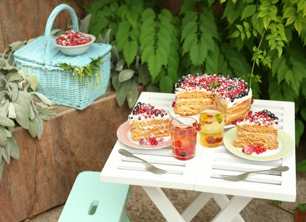 Zabierz na piknik ciasta z ulubionymi owocami