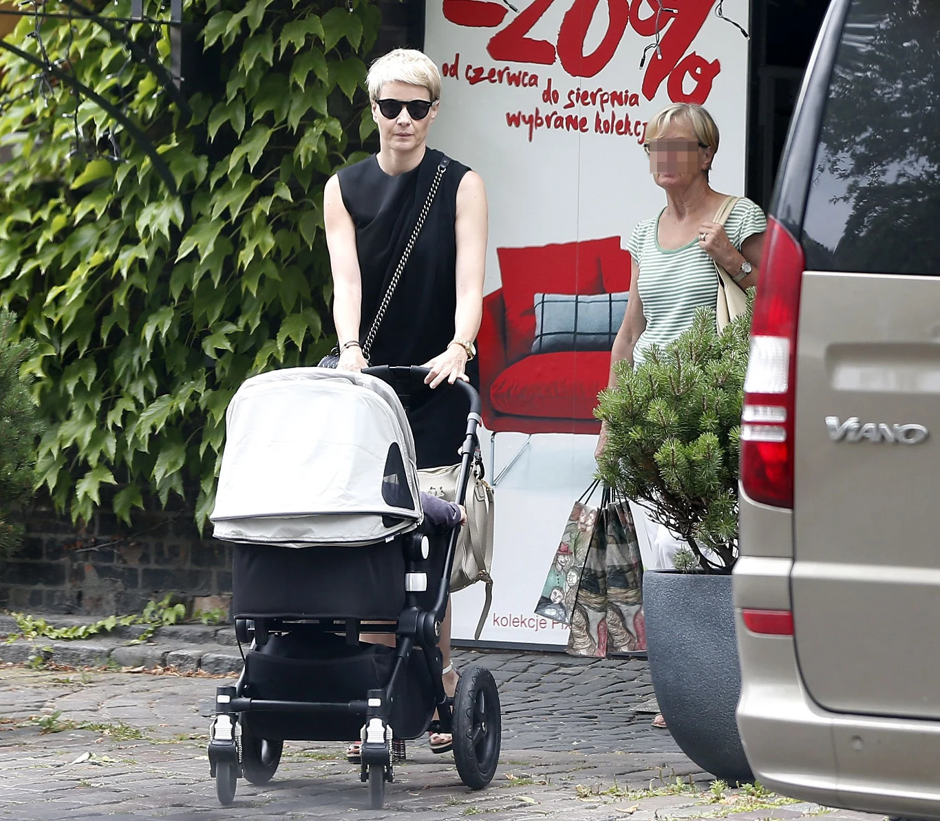 Małgorzata Kożuchowska na spacerze z synem Małgorzata Kożuchowska na spacerze z synem