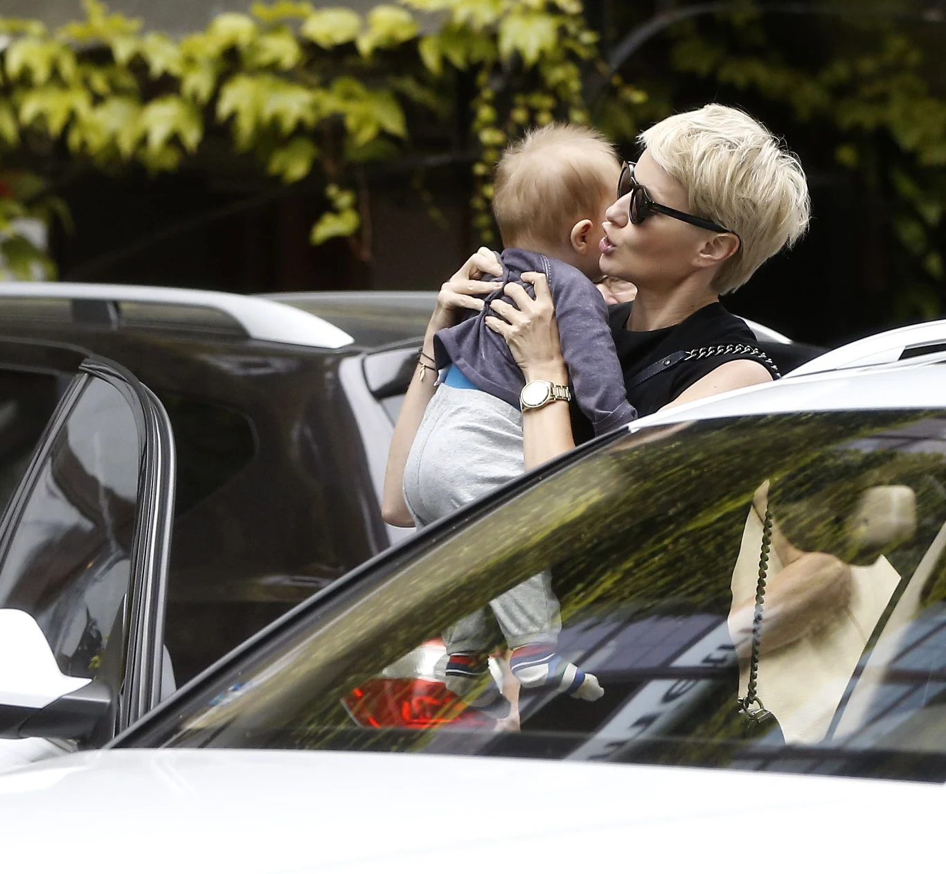 Małgorzata Kożuchowska na spacerze z synem Małgorzata Kożuchowska na spacerze z synem